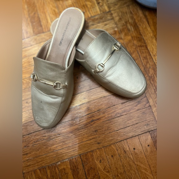 Amazon Essentials Women's Buckle Mule - Picture 2 of 6